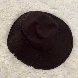 Black medium brim floppy bucket hat